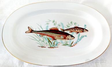 Servizio di piatti in porcellana fine decorati.