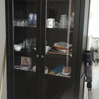 Vetrinetta in legno da soggiorno o cucina.