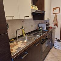 Cucina in linea con elettrodomestici