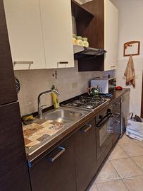 Cucina in linea con elettrodomestici
