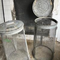 Coppia di pattumiere in metallo