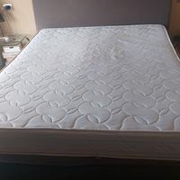 Materasso matrimoniale con rete in legno