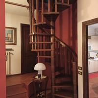 Scala chiocciola rovere con corrimano e balaustra