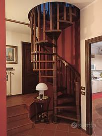 Scala chiocciola rovere con corrimano e balaustra