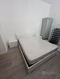 Letto con materasso e comodini