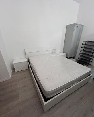 Letto con materasso e comodini