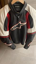Giacca in pelle da moto e guanti in pelle