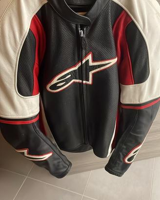 Giacca in pelle da moto e guanti in pelle