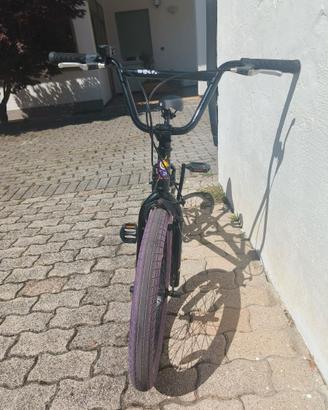 BMX Wolf JET 20" nera con ruote viola – Ottime con