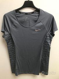 T-shirt NIKE taglia XS pai al nuovo