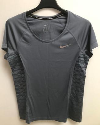T-shirt NIKE taglia XS pai al nuovo