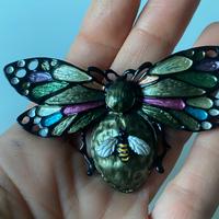 Grande spilla di bigiotteria