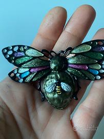 Grande spilla di bigiotteria