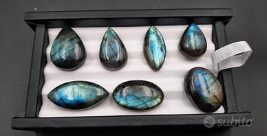 SPLENDIDO LOTTO DI CABOCHON DI LABRADORITE 200 CT.