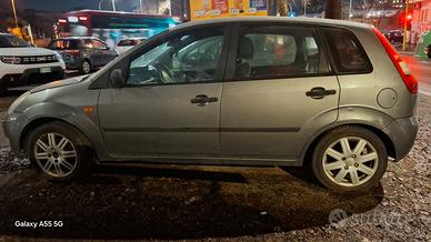 Ford fiesta 
Intera o per pezzi di ricambio