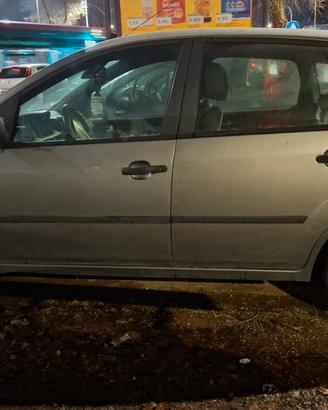 Ford fiesta 
Intera o per pezzi di ricambio