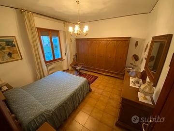 Camera da letto in legno intarsiato