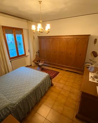 Camera da letto in legno intarsiato