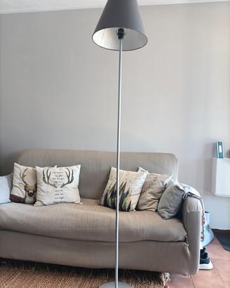 Lampada da terra  con paralume grigio 