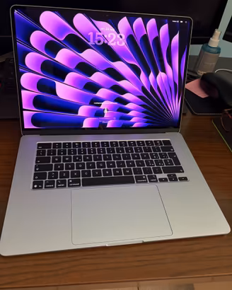 MacBook Air 15" M4 10 core GPU/CPU, nuovo 4 cicli