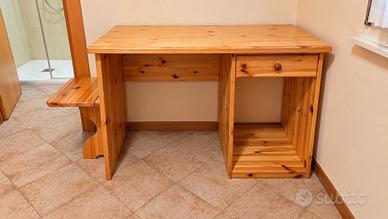 Scrivania in legno con cassetto e portavaligie