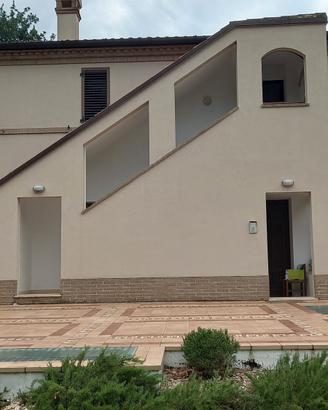 Collina , 10 km sud Senigallia appartamenti  500 €