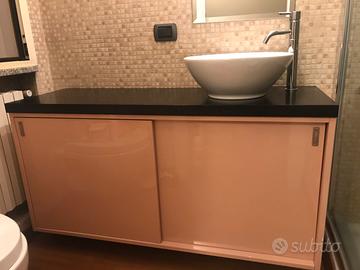 Mobile da bagno con lavabo e miscelatore