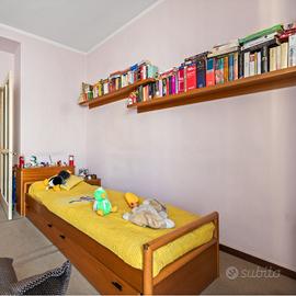 Cameretta Divano mensole comodino