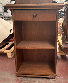 Comodino vintage in legno con cassetto e ripiani