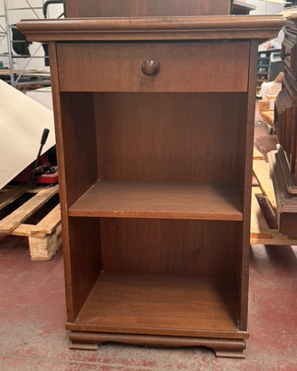 Comodino vintage in legno con cassetto e ripiani