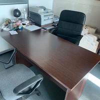 Scrivania da ufficio, legno marrone.