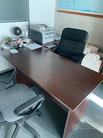 Scrivania da ufficio, legno marrone.