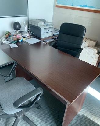 Scrivania da ufficio, legno marrone.