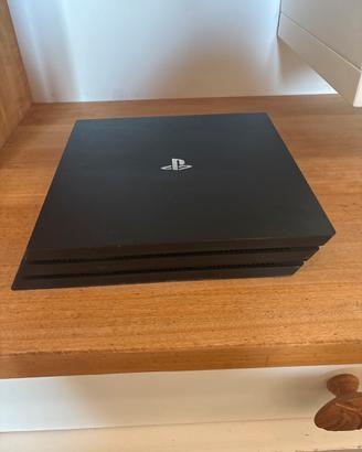 PS4 PRO 1TB + 2 joystick