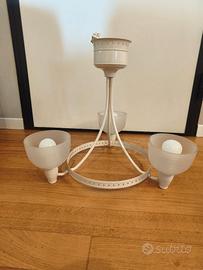 Lampada in metallo con lampadine led.