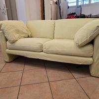 Divano due posti color verde mela