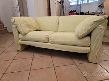 Divano due posti color verde mela