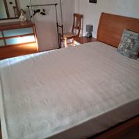 Camera da letto compresa di cassettiere