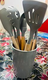 Cestello con mestoli cucina