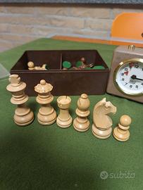 scacchi in legno con orologio 