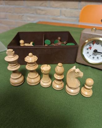 scacchi in legno con orologio 