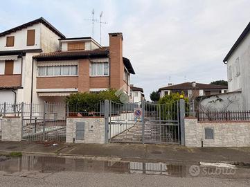 VILLA A SCHIERA A COMACCHIO