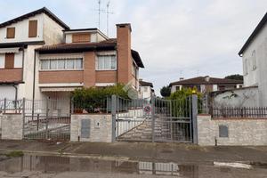 VILLA A SCHIERA A COMACCHIO