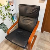 Poltrona IKEA POÄNG in pelle nera e legno