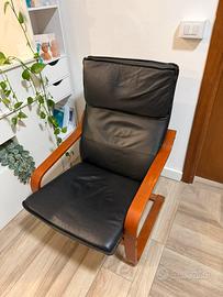 Poltrona IKEA POÄNG in pelle nera e legno