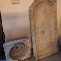 lavabo in marmo antico con gocciolatoio