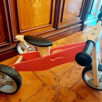 Bicicletta in legno senza pedali