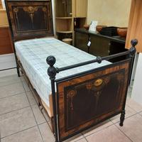 Letto classico in ferro battuto decorato