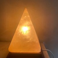 Lampada di sale a piramide nuova