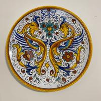 Piatto in ceramica decorato a mano